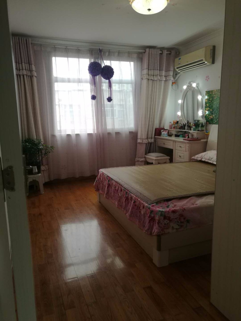 新浦配套齐全2室中等装修急租（合租限女生）