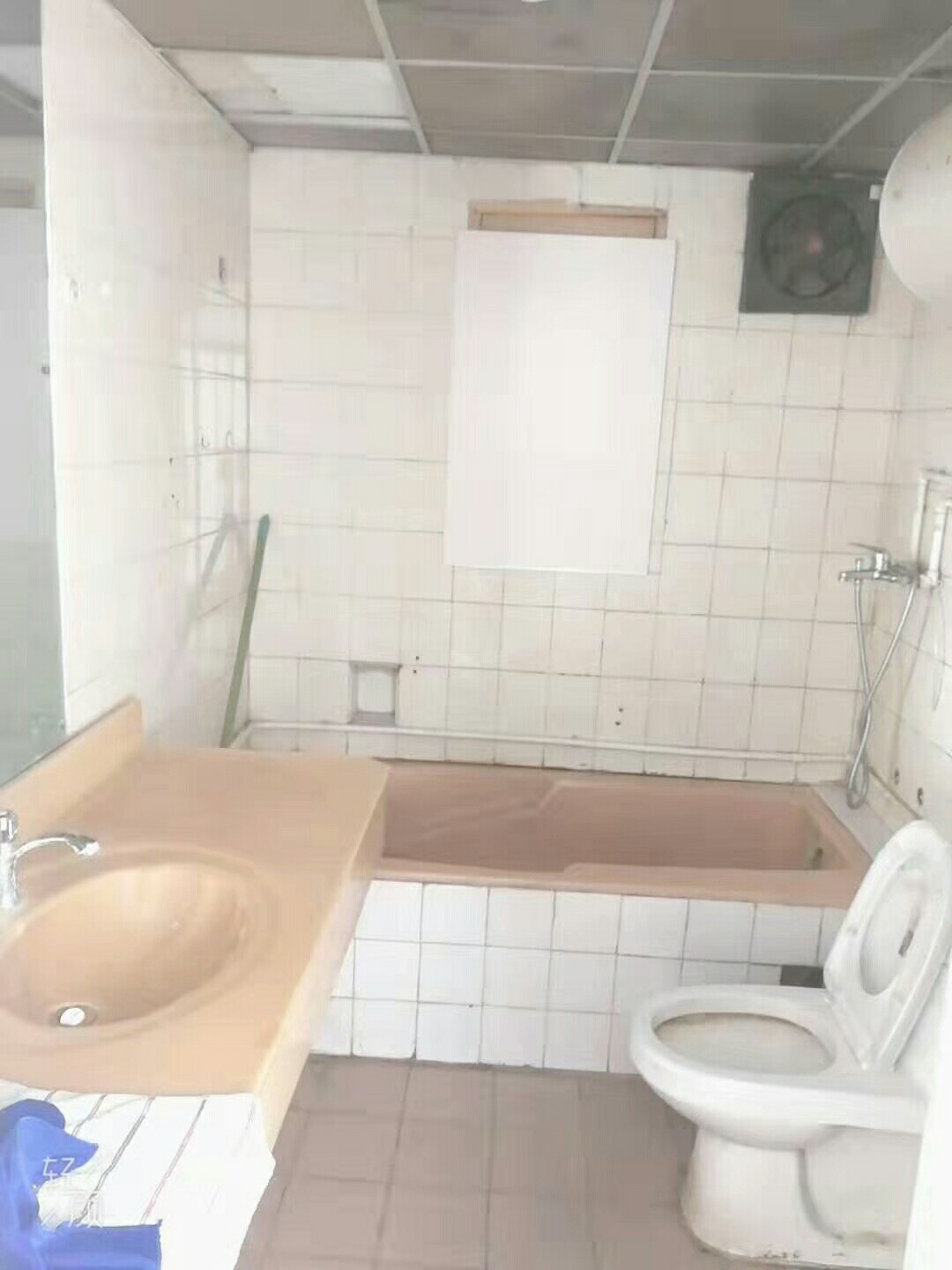 急租！青年路3室2厅1卫紧邻苏宁广场，适合员工宿舍和合租坡道