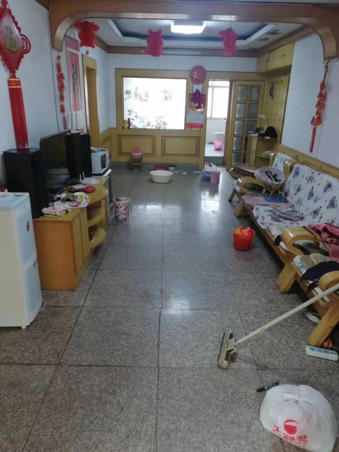 繁荣路 3室2厅1卫 紧邻万润街 大润发4楼有车库随时看房