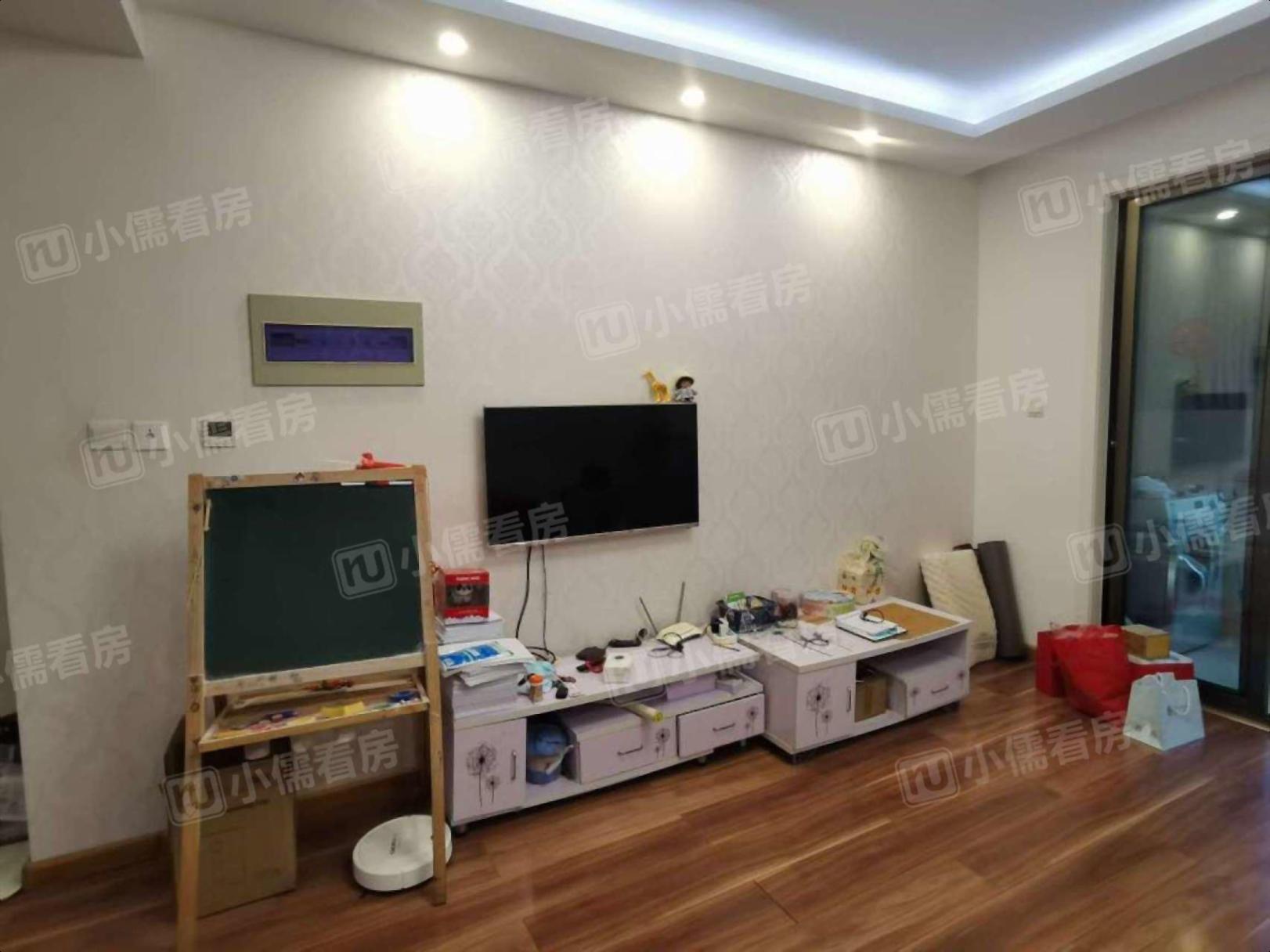 新上   同科汇丰国际  新买的沙发，新换了马桶，新的墙布