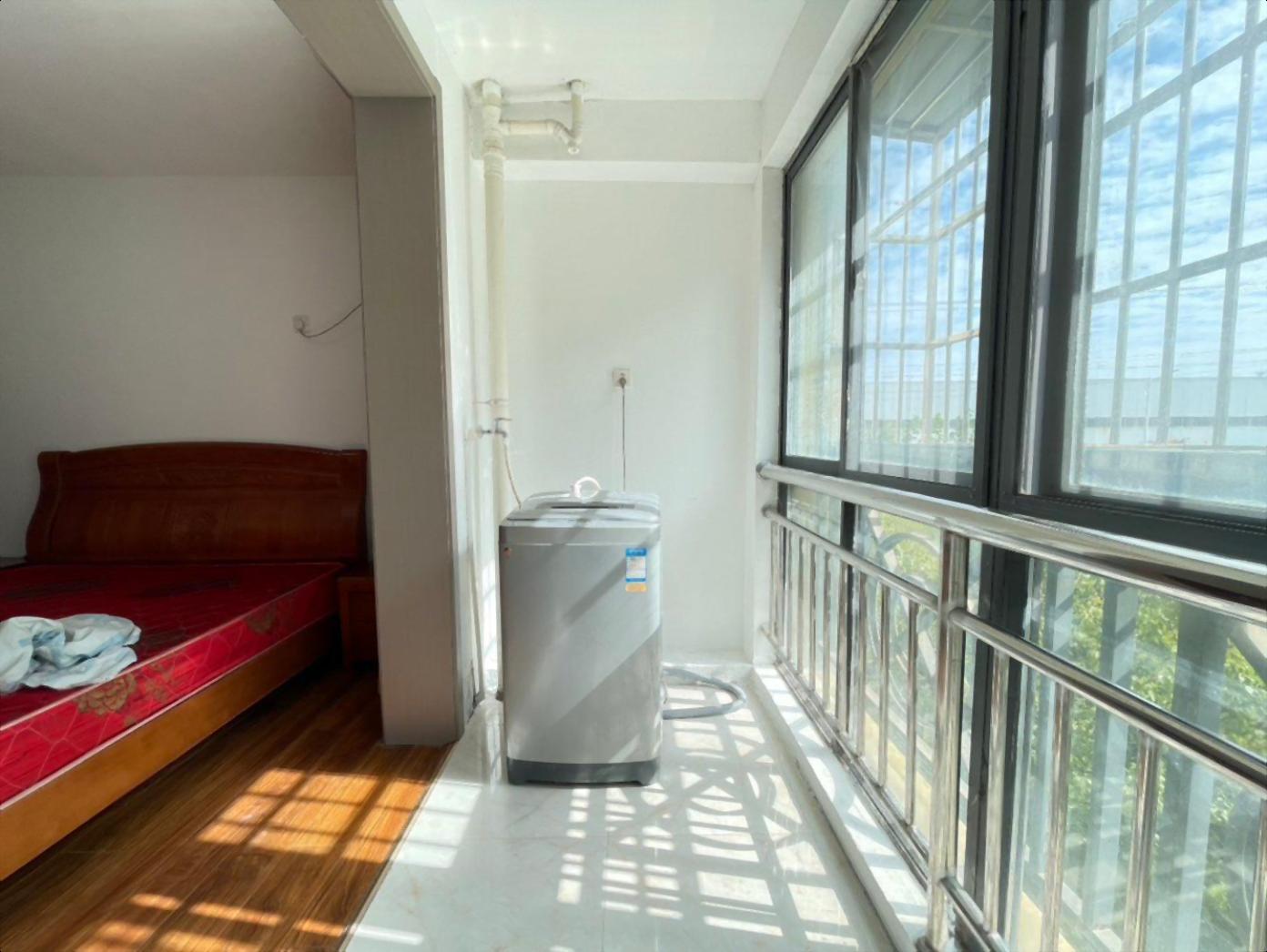 包物业费 二楼 新人民医院西边 万达三公里 浦润花园3室2厅