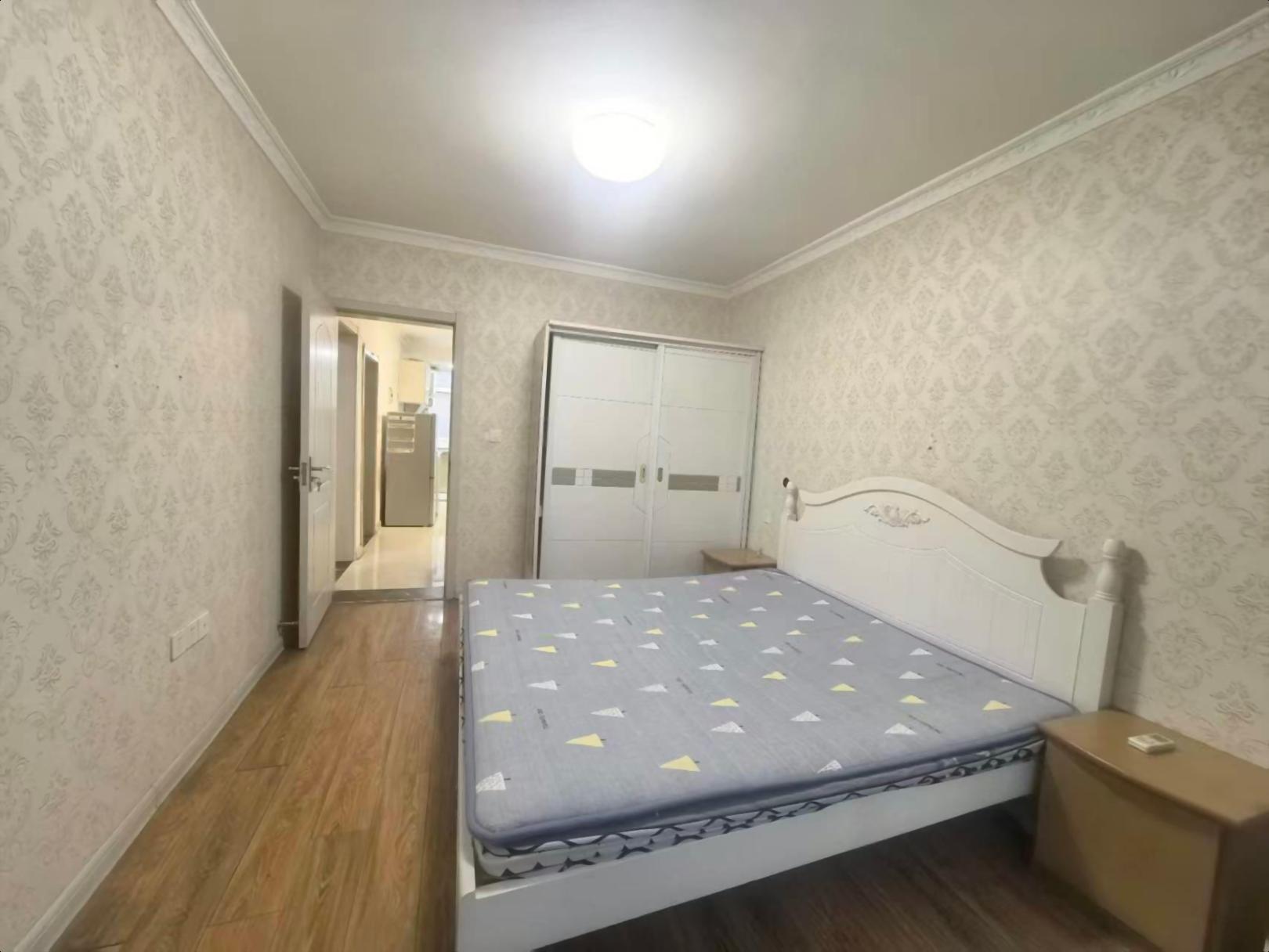 苏宁广场对面 龙西北路 多层二楼 看房子方便 随时入住可以谈