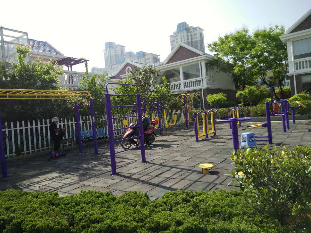 急售康缘小区三楼黄金楼层150平方送20多平米大车库