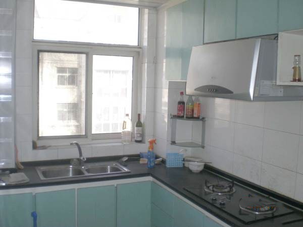 青年公园旁，青岛花园五楼，89平方80万