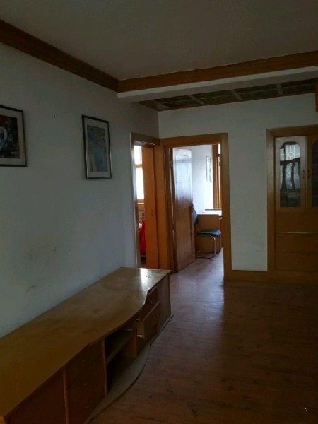 黄金二楼，解放路小学新海实验中学双学区，解放路小学北门，有自行车库