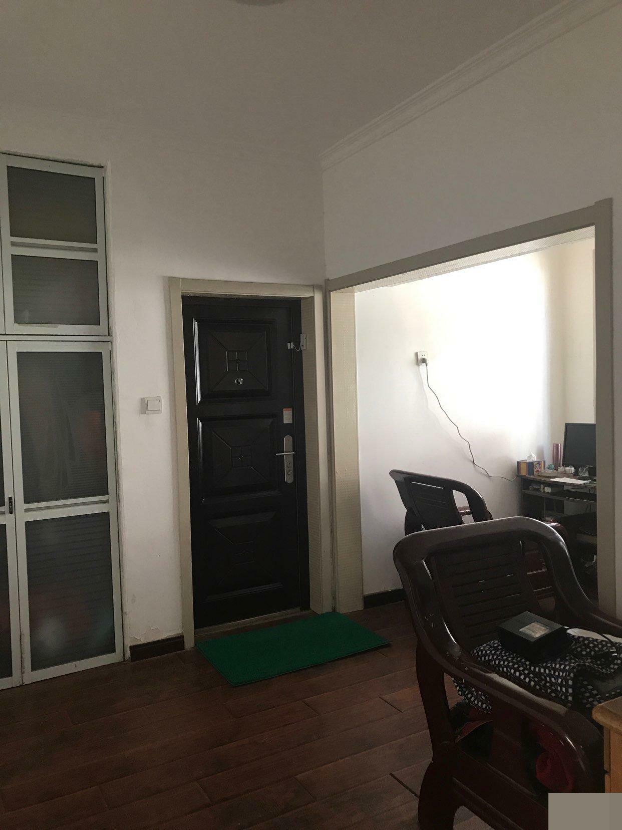 解放路外国语双学区一楼带家院院里有自盖房屋52万