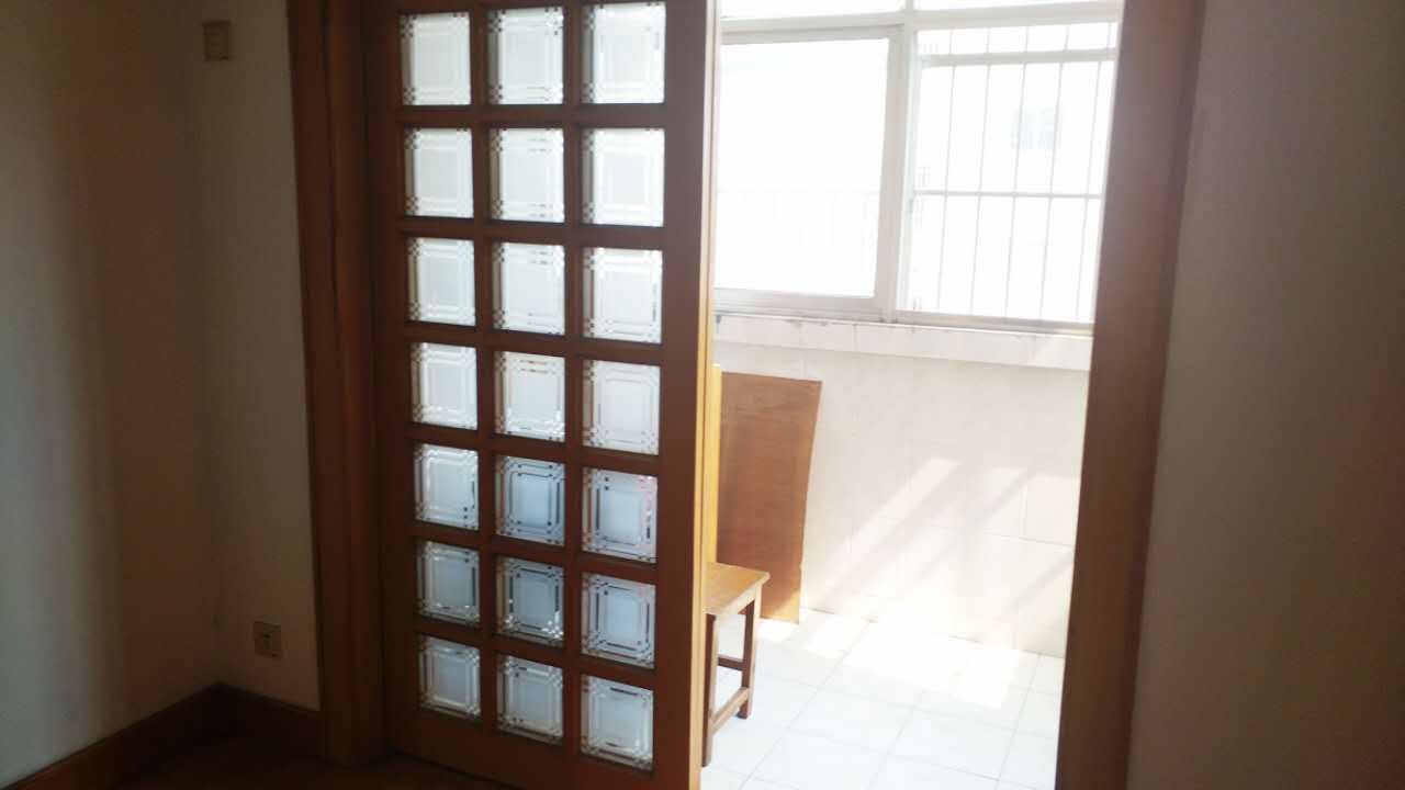 急售龙河小区黄金三楼，三室一厅，送车库77万