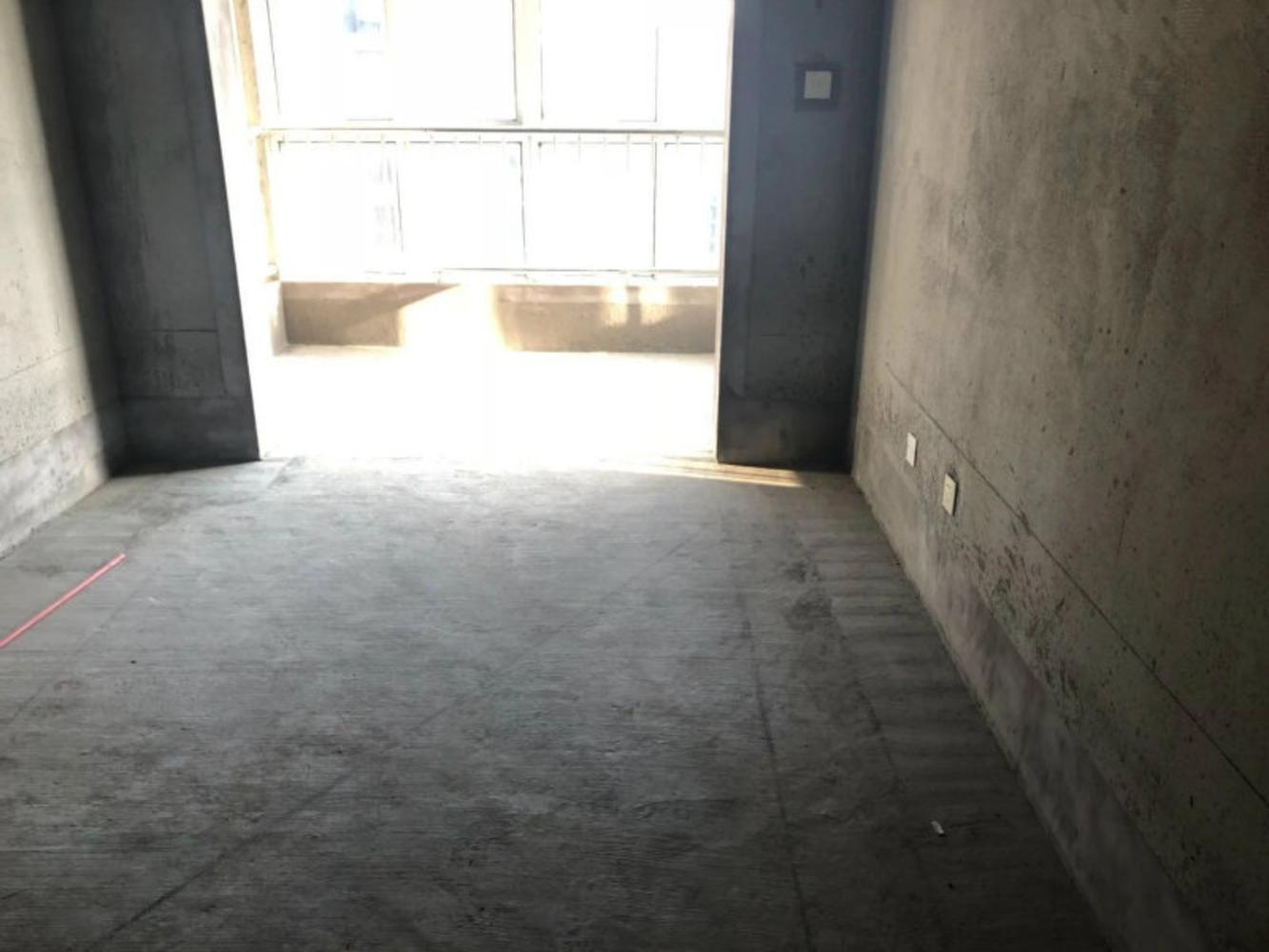 万达对面秀逸苏杭西苑毛坯三室西边户诚心出售有钥匙！