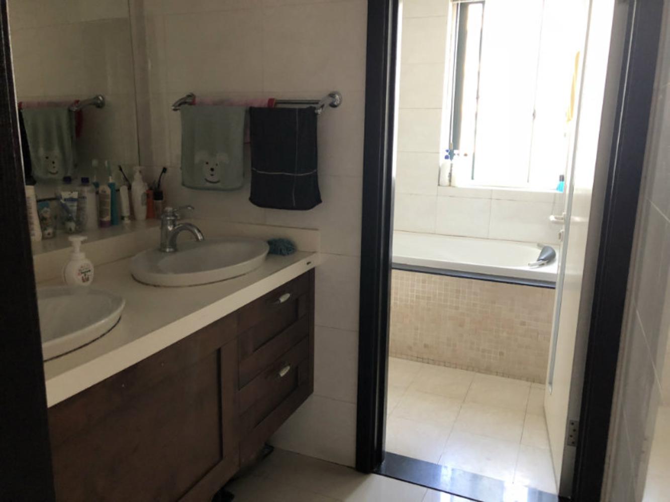 明珠皇冠精装三室房东诚售！两室一厅朝阳，看房提前联系。急卖!