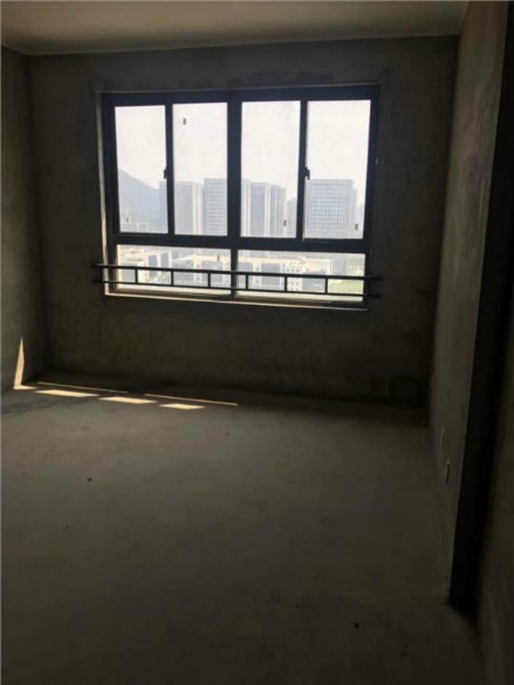 急售香溢馥园毛坯小两房送车库南北通透三室朝阳