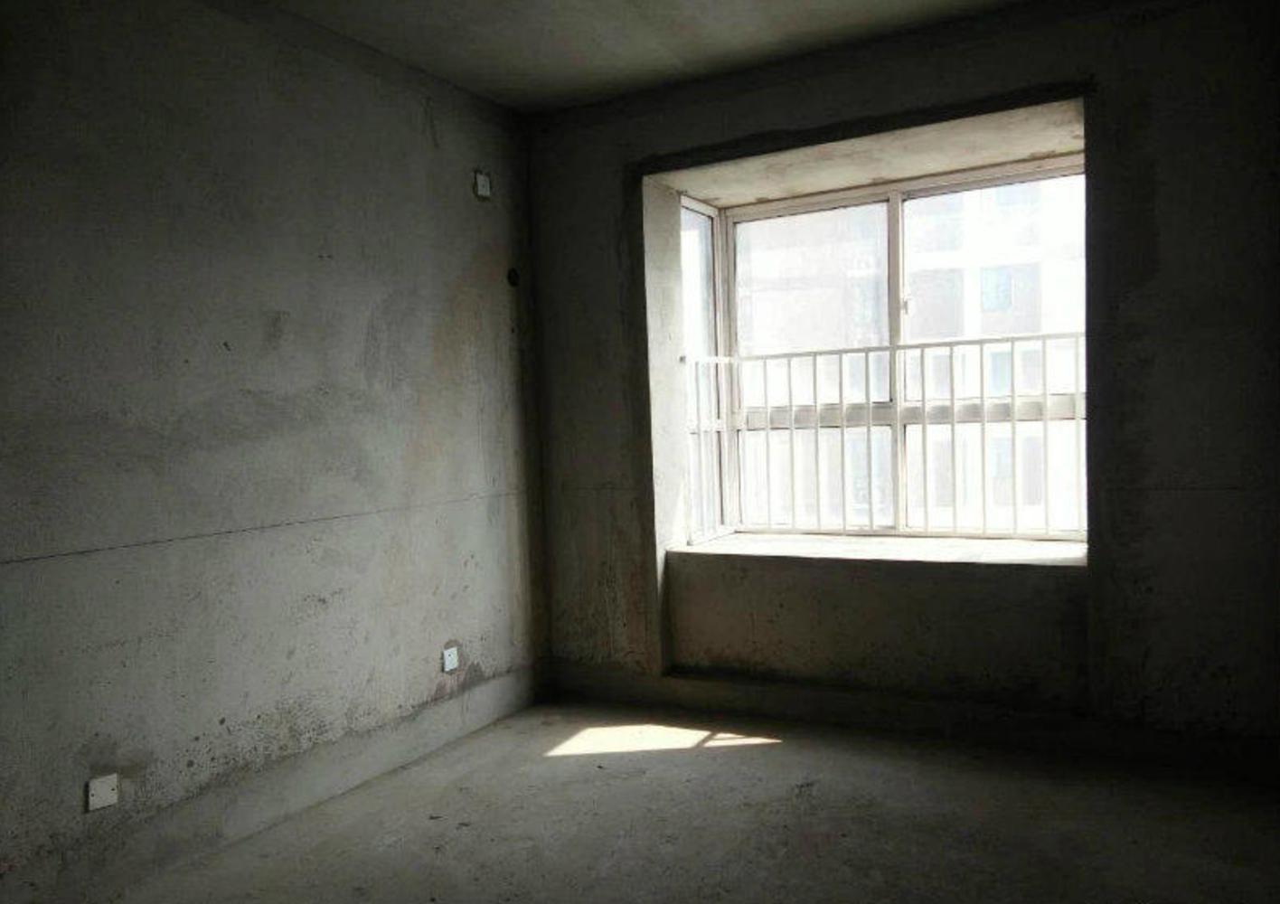 解放路外国语学校，两室两厅双阳台，采光好白菜价出售。