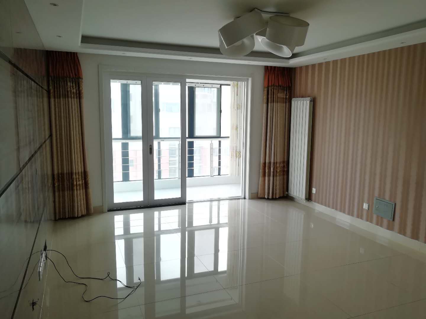 急售中央华府精装三室12楼纯东户有汽车位邻苍梧三期