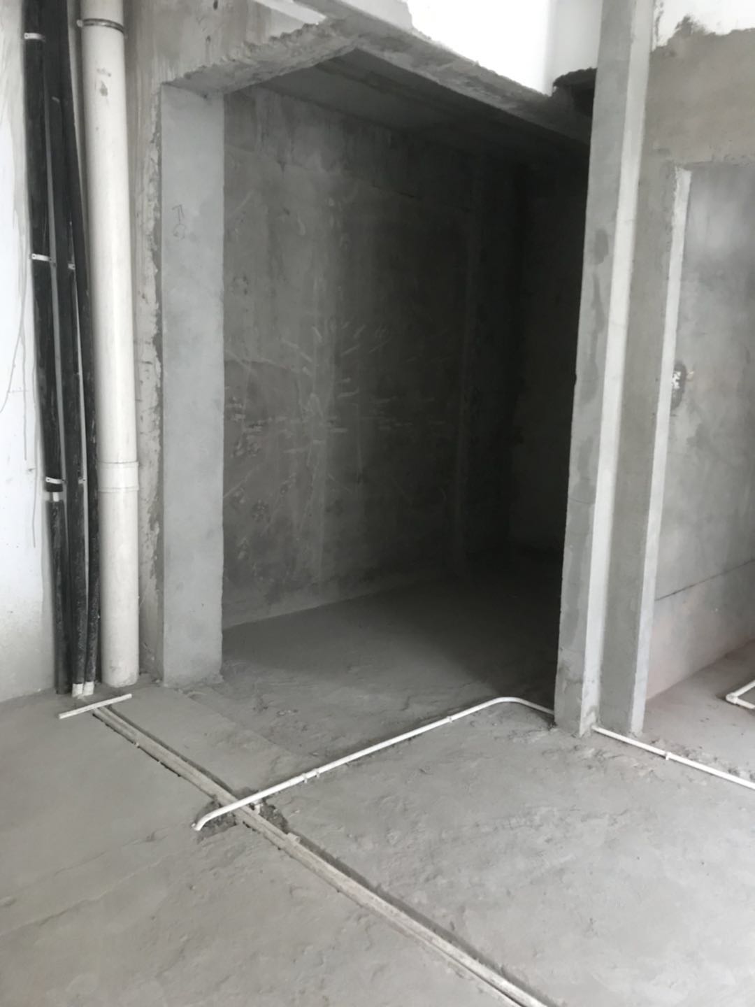 绿地独栋别墅院子墙体水电已改造好实用三百多平