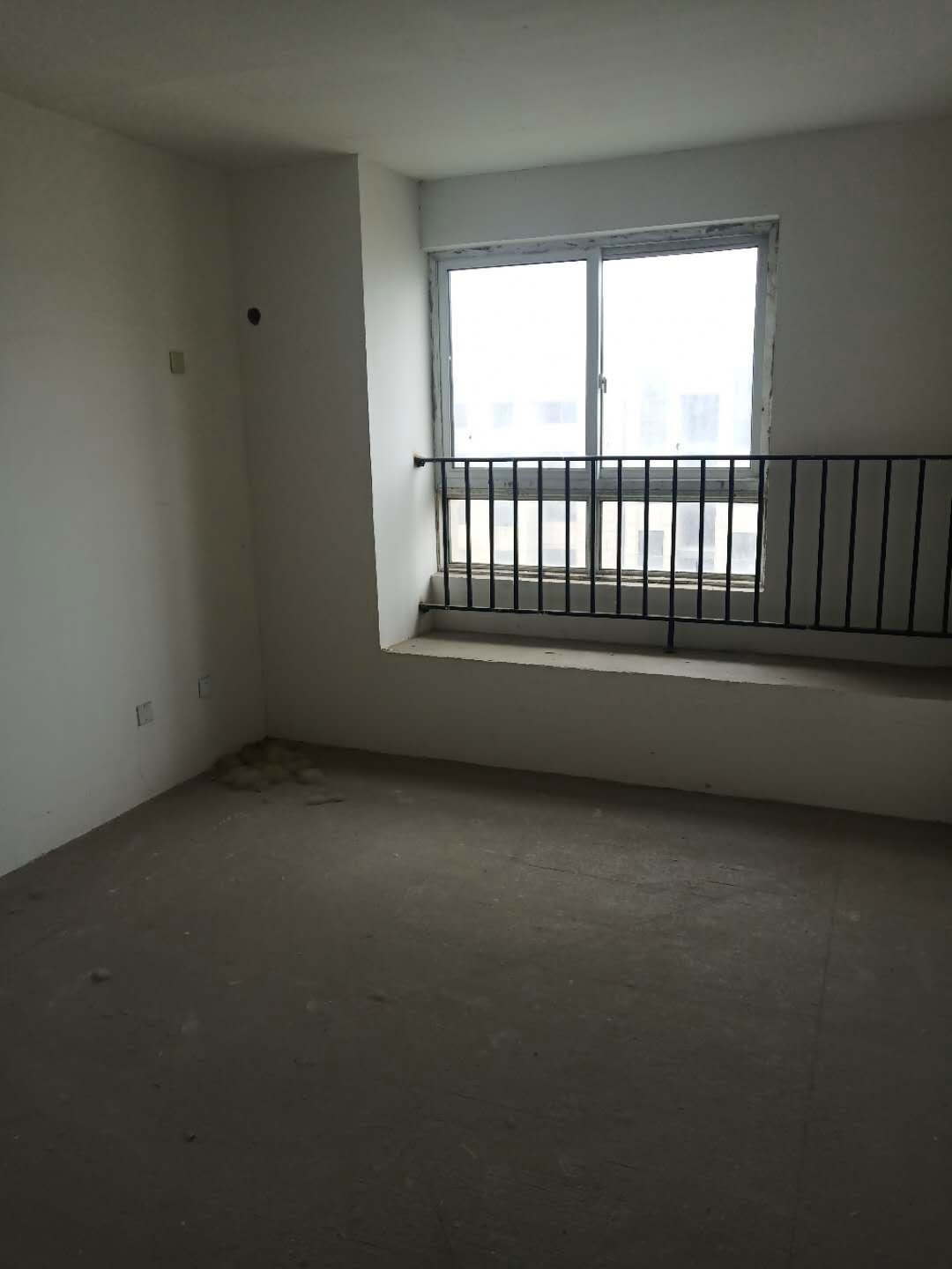 新医院旁边 采光很好 绿地两室毛坯 随时看房