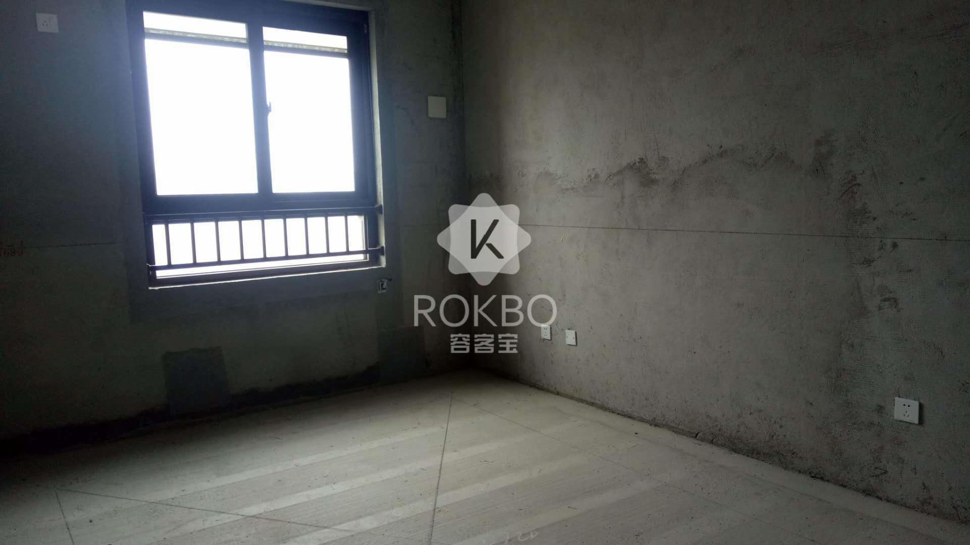 四季金辉三期，三室朝南，全天采光，看房方便，九年制，万达