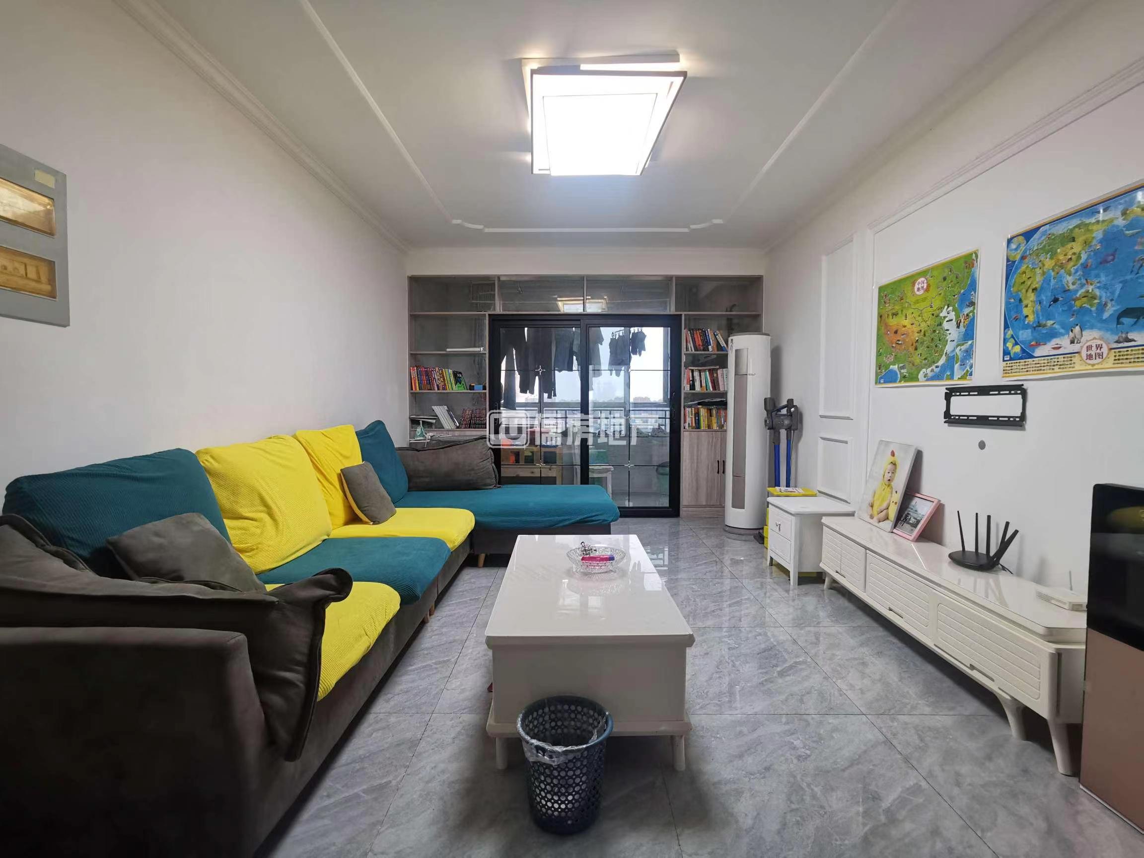 万达九年校 港城一品 两室一厅朝南精装修 有地暖苍梧八期北面