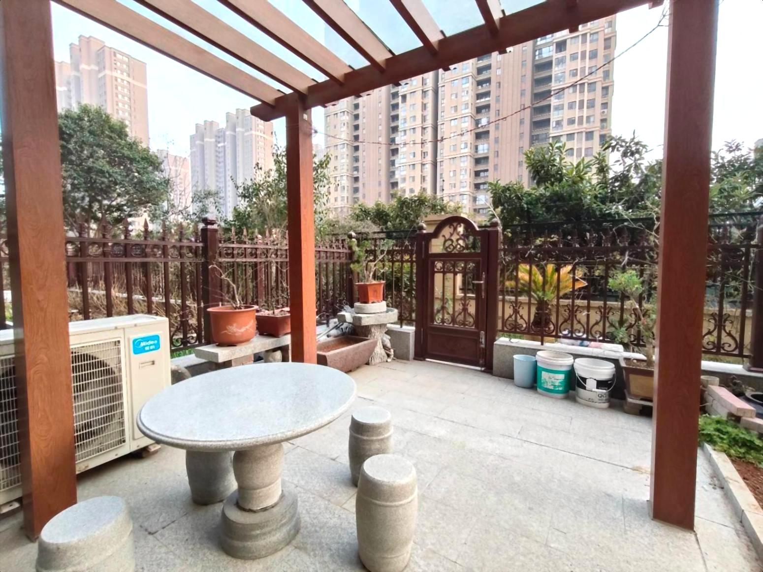 一楼院子房 四季金辉 精装三室两卫  万达财信锦绣江南傍边