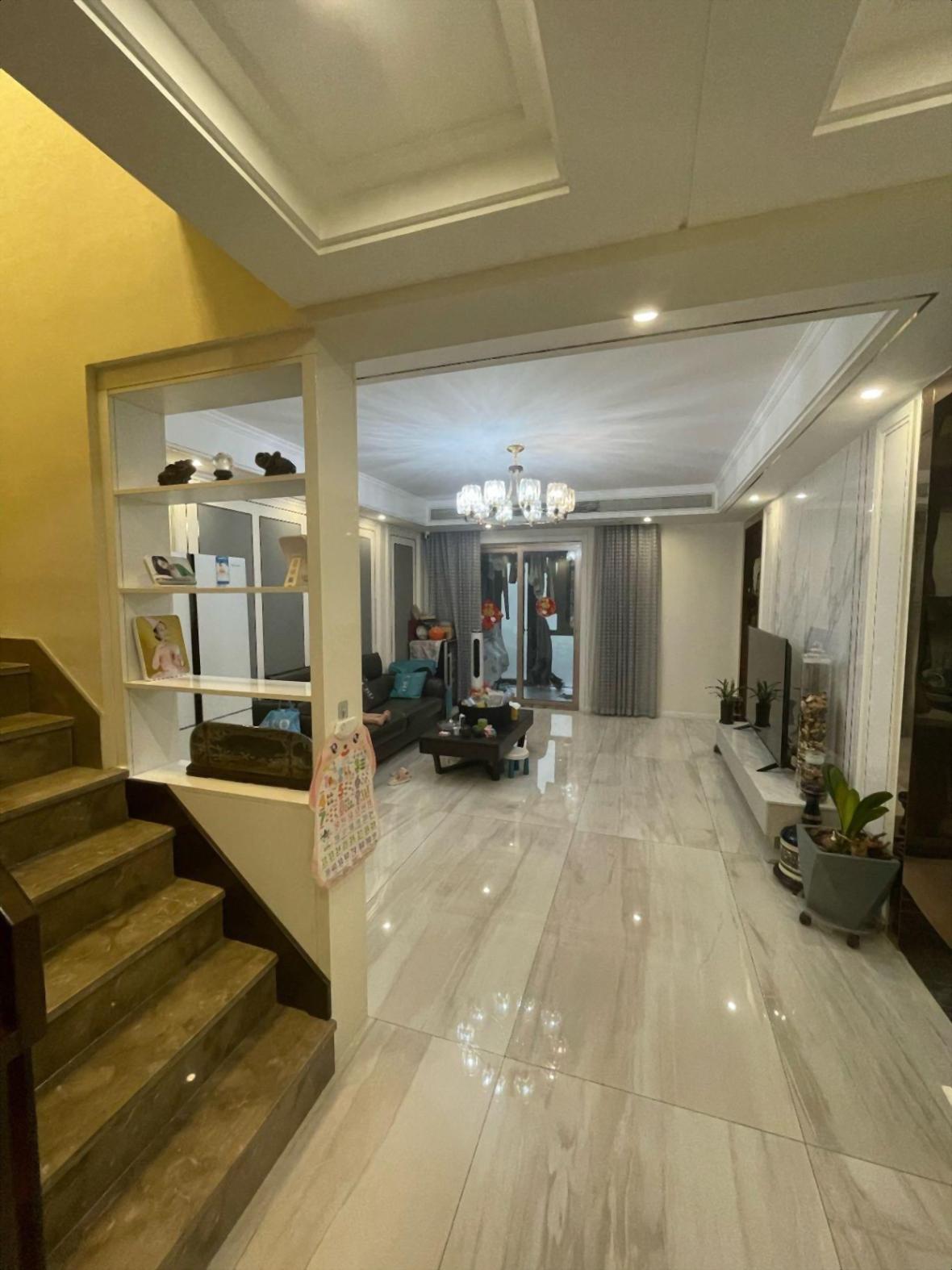 中梁郁洲壹号院三层别墅300平五室三厅三卫急 50万出