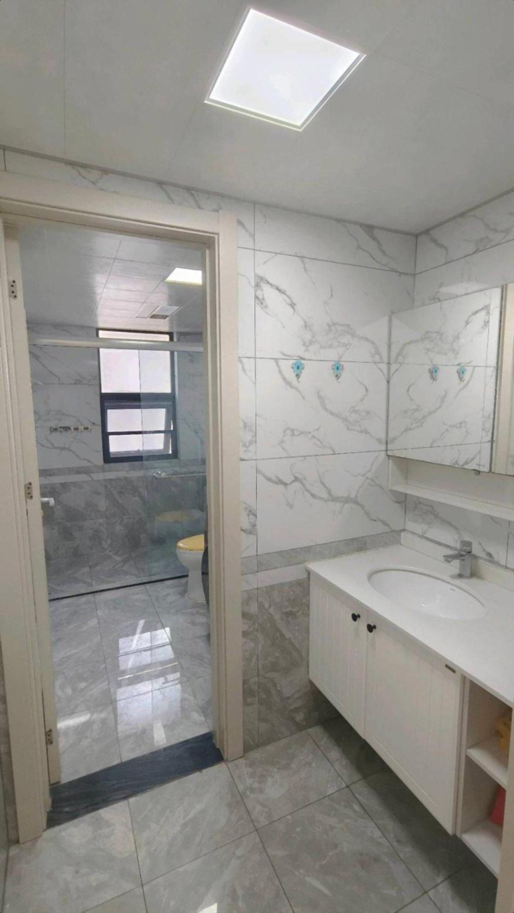 豪装凤祥铭居三室双    ，户型正，采光无遮挡，性价比高