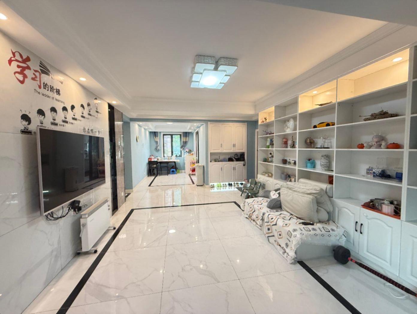 一楼带大院子业主诚意出售，阳台已开好门送电瓶车库拎包即住装修