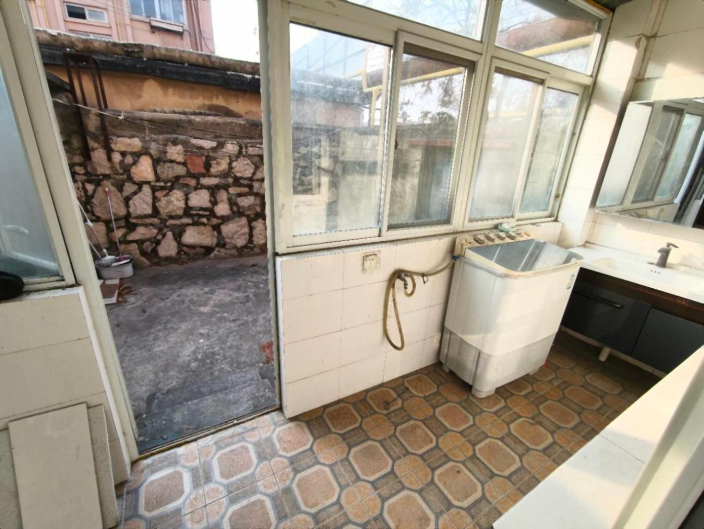 一楼带院子 外开门做生意开辅导做小吃开文具店复印店可住人