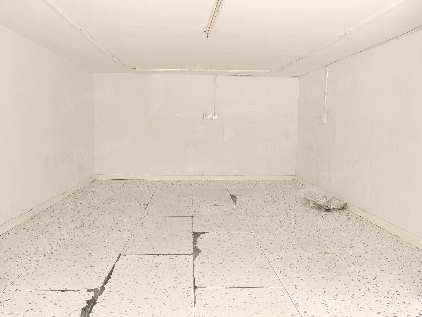 巨龙路 日月花园车库出售 急售 随时看房