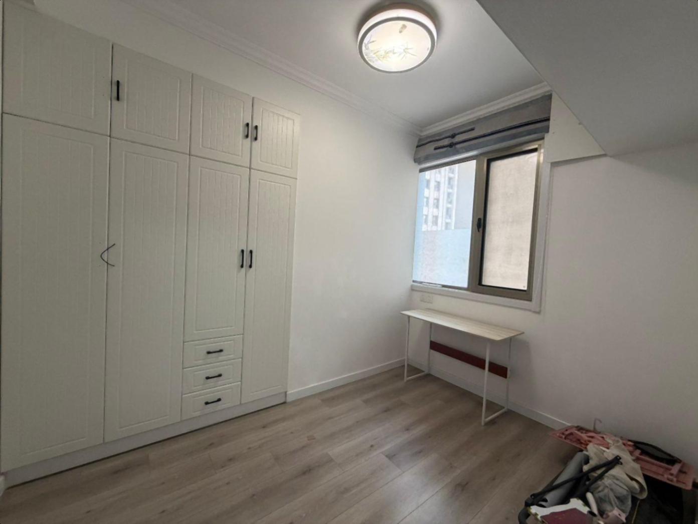 80 万！港城一品三室！