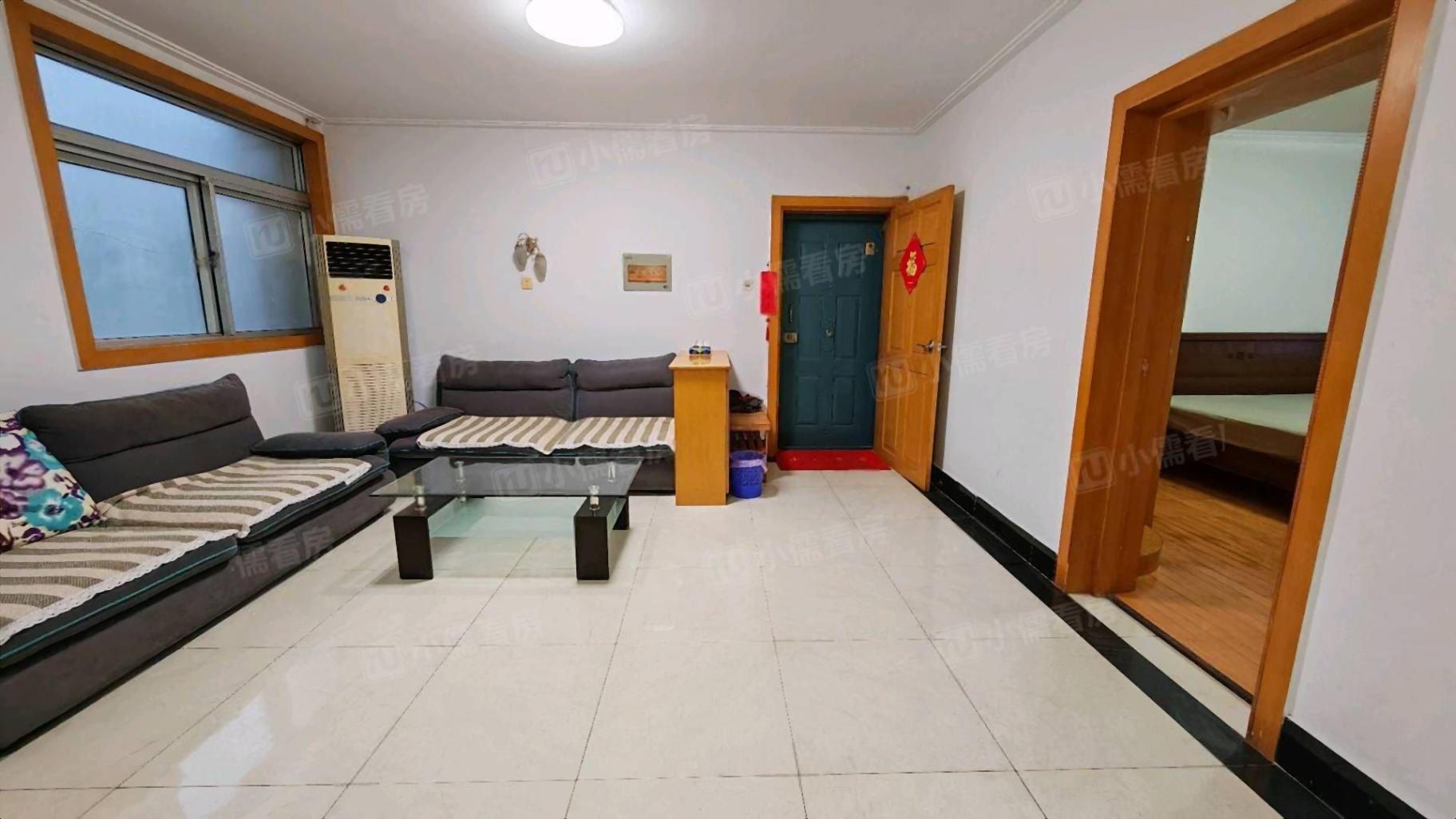 步行街大润发 一  外国语 恒利花园3楼   排采光刺眼